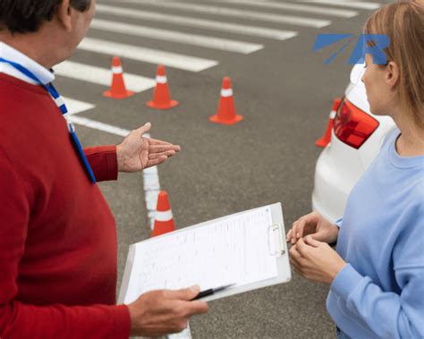 automobilis vairavimo mokymo aikštelėje su mokiniu ir instruktoriumi