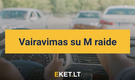 automobilis su raide M ir šeimos nariais