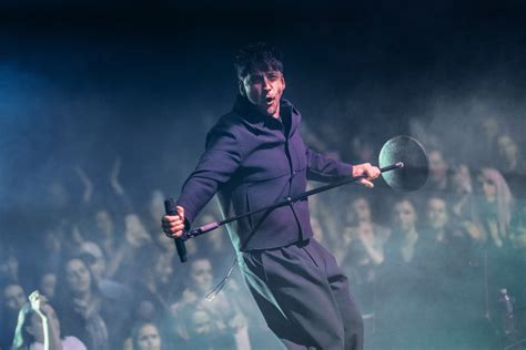 Motyvuojanti nuotrauka su Alanu Chošnau, galbūt su sporto ar meditacijos elementais