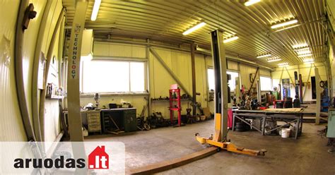 autoserviso interjero nuotrauka su meistrais