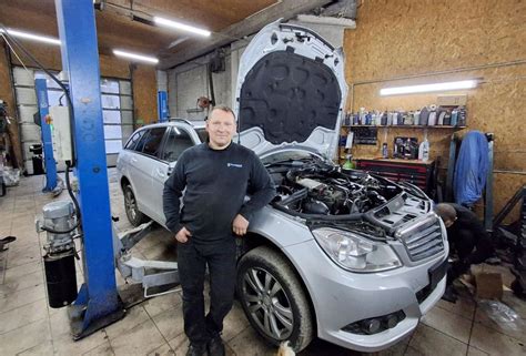 Tematinė nuotrauka: automobilių meistras atlieka diagnostiką servise