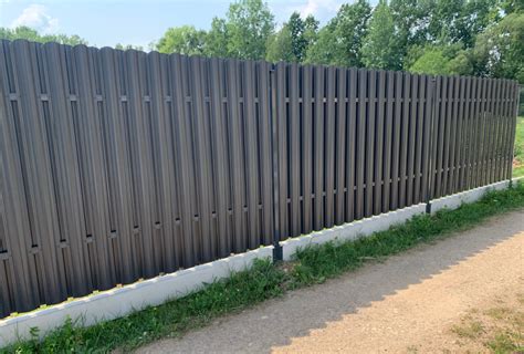 Nuotrauka: Metalinė tvora, nudažyta Hammerite dažais, demonstruojanti apsaugą nuo rūdžių ir estetinę išvaizdą.