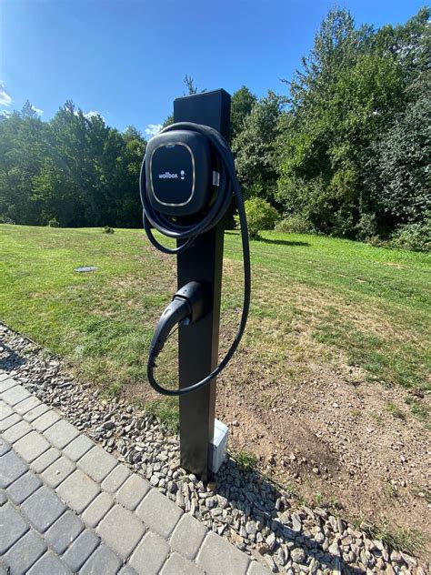 Elektromobilio įkrovimo stotelėje nuotrauka