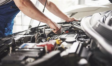 Mechanikas apžiūri automobilį Vokietijoje