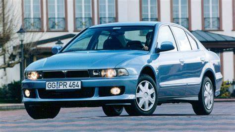 Mitsubishi Galant VIII (2002 m.) bendras vaizdas kelyje