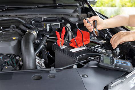Ilustracija, vaizduojanti mechaniką, tikrinantį automobilį pakėliklyje
