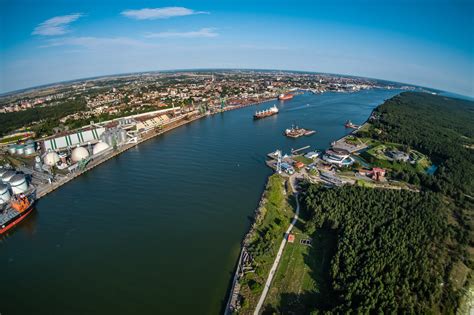 Klaipėdos jūrų uosto panorama su krovininiais laivais