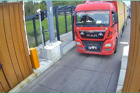 Vairuotojas tikrina krovinio tvirtinimą