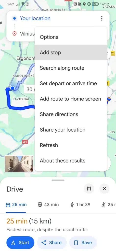 Vairuotojas planuoja maršrutą su žemėlapiu ir GPS