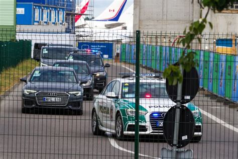 Dalyvaujančių automobilių su tautine atributika kolona kelyje