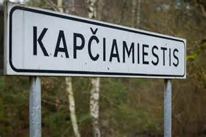 Daugybė žmonių susikibus rankomis, formuojančių gyvą grandinę