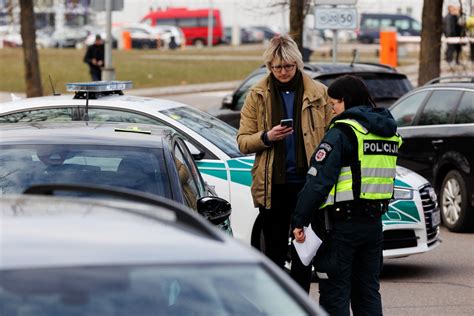 Tematinė nuotrauka: besimokantys vairuoti, instruktorius ir mokyklos automobilis prie Spaudos Rūmų Vilniuje
