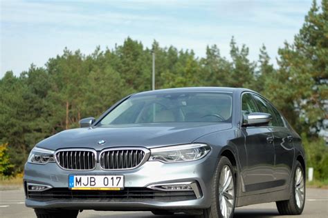 BMW 5 serijos visų kartų automobilių ekspozicija