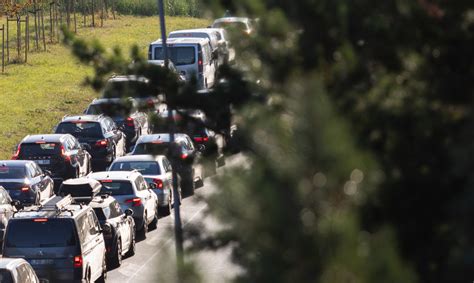 Didelė automobilių spūstis sankryžoje