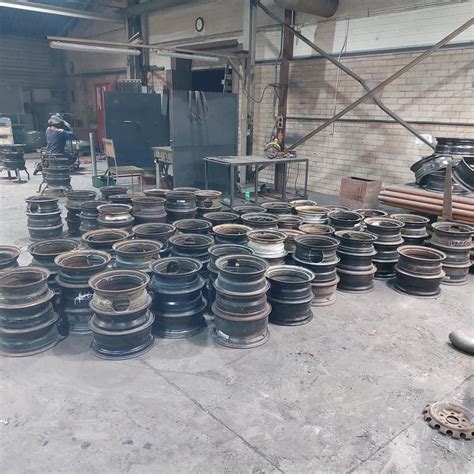BBS gamyklos ir inžinerinio proceso iliustracija, atspindinti precizišką ratlankių gamybą