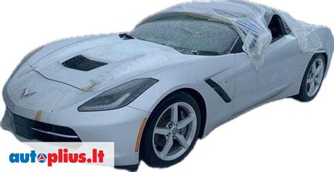 Teminis automobilis, pagamintas iš stiklo pluošto, pavyzdžiui, senas sportinis automobilis ar „Chevrolet Corvette“