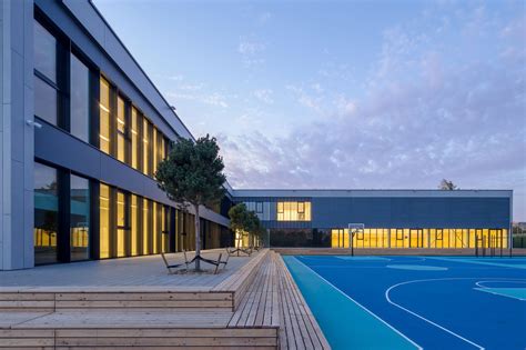 Mokykla išorė arba interjeras, rodantis modernią aplinką