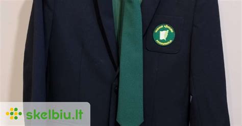 Nuotrauka su mokiniais dėvinčiais progimnazijos uniformą