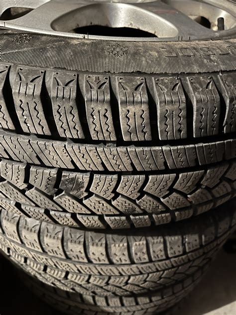 Tematinė nuotrauka: apsnigtas kelias ir automobilis su žieminėmis padangomis