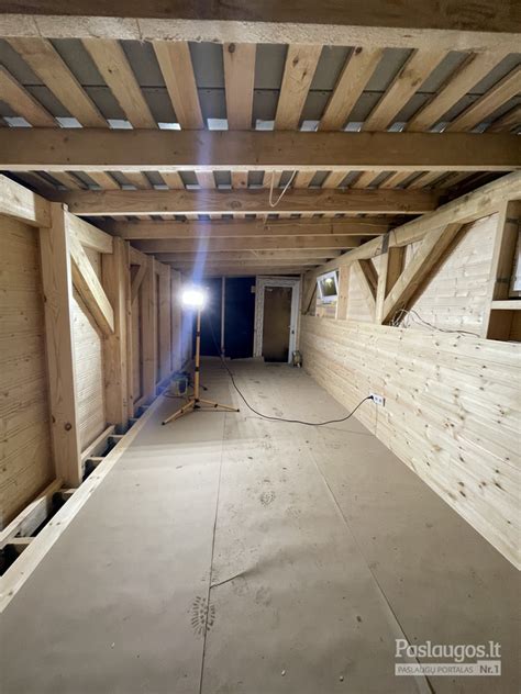 scheminis brėžinys, vaizduojantis skirtingą karkaso sluoksnių išdėstymą radialinėse ir diagonalinėse padangose