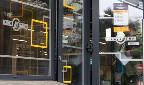 Infografika, iliustruojanti „Regitros“ pagrindines funkcijas: egzaminavimas, vairuotojo pažymėjimų išdavimas, transporto priemonių registracija.