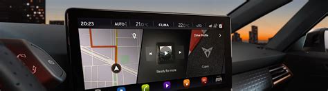 Teminė nuotrauka su Volvo automobilio interjeru ir navigacijos ekranu
