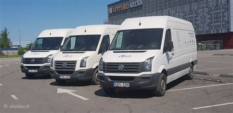 Teminis nuotrauka: krovininis mikroautobusas mieste