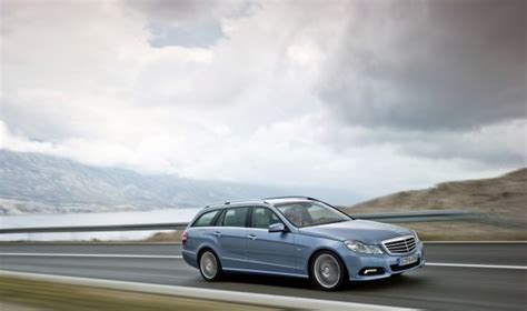 Mercedes-Benz E klasės modelių evoliucijos schema: nuo W210 iki naujausios W214 kartos