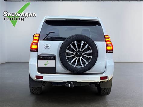 Fotografija, vaizduojanti Toyota Land Cruiser 150 saugiklių bloką po prietaisų skydeliu