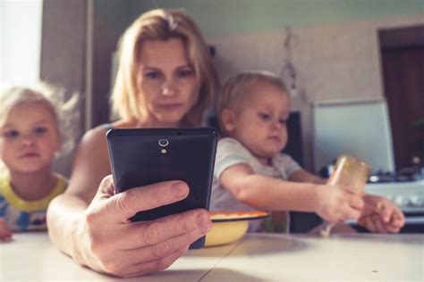 Infografika: statistika apie pažeidėjus kelyje ir mobiliojo telefono naudojimo rizikas