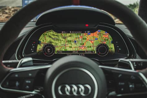 Teminė nuotrauka: modernus automobilio salonas su navigacijos ekranu, rodančiu atnaujintus žemėlapius