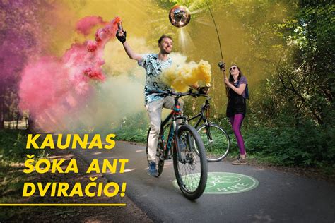 Teminė nuotrauka: žmogus, viena ranka montuojantis „Rubbee“ ant dviračio