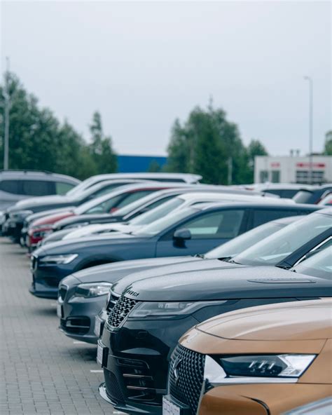 automobilių pardavimo aikštelės Mažeikiuose vaizdas su išrikiuotais įvairių modelių automobiliais
