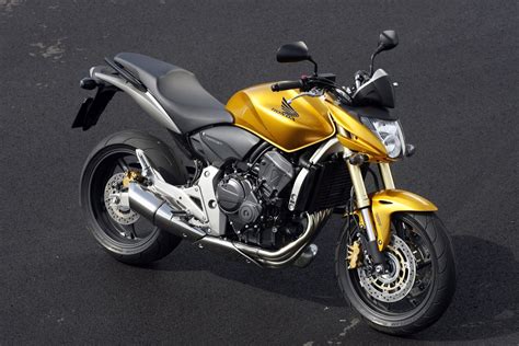 2007 metų Honda CB600F Hornet studijinė nuotrauka, pabrėžianti „naked“ dizainą