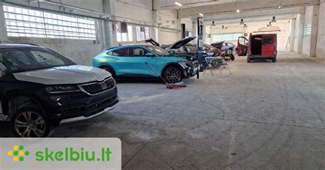 Iliustracija, vaizduojanti įvairius automobilių remonto įrankius ir vadovėlius