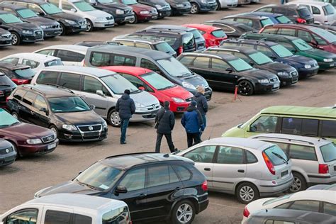 Teminė nuotrauka: žmogus apžiūri automobilį automobilių turguje Norvegijoje