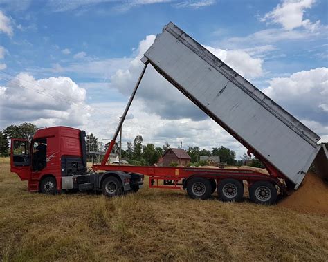 Sausų birių krovinių sunkvežimis transportuojant medžiagas