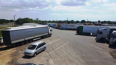 Saugus sunkvežimių parkavimas specialiai tam skirtose aikštelėse