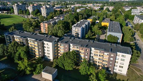 Teminė nuotrauka su automobiliais prie daugiabučio namo