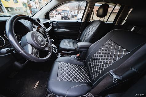 Vyras renkasi automobilių sėdynių užvalkalus internetinėje parduotuvėje