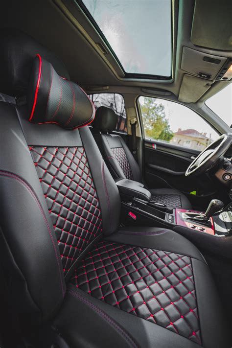 Įvairių spalvų ir medžiagų automobilių sėdynių užvalkalų asortimentas