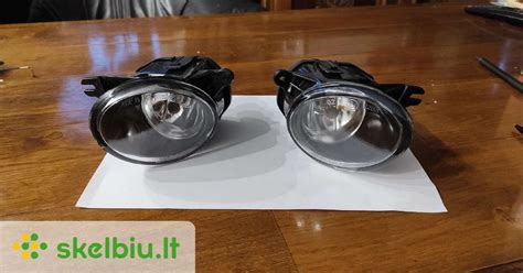 schematinis vaizdas, kaip veikia priešrūkiniai žibintai, lyginant su artimomis šviesomis rūke