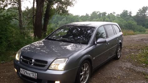 Themafoto: Opel Vectra C važiuojantis keliu
