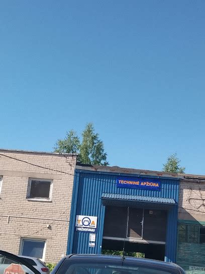 Automobilių techninės priežiūros centras ir profesionalus mechanikas atliekantis patikrą