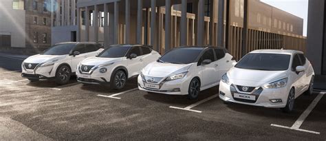 Tematinė nuotrauka su įvairiais „Nissan“ automobiliais, atspindinčiais platų pasirinkimą