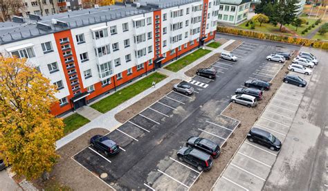 automobilių dalių parduotuvės Liepkalnio gatvėje fasadas ir patogi automobilių stovėjimo aikštelė