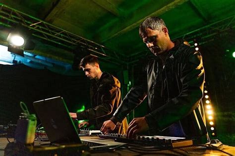 Siužetinė schema: elektroninės muzikos gamybos procesas ir žanrų sintezė