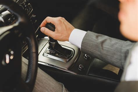 scheminis pavarų svirties ir jos įvorės pavaizdavimas automobilyje