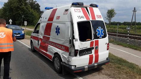 Tematinė nuotrauka: greitosios medicinos pagalbos automobilis mieste su įjungtais švyturėliais