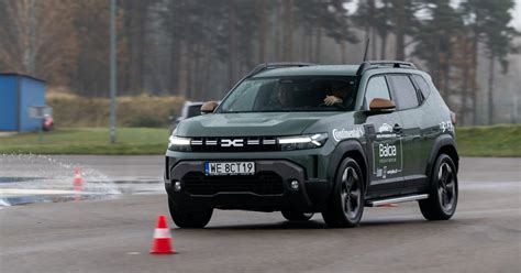 Automobilis su šeima kelionės metu, sustojęs poilsio aikštelėje